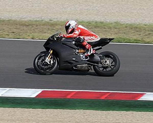 2012_Ducati_1199_on_track.jpg
