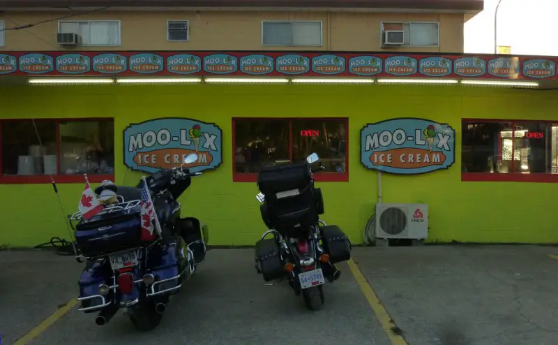 2 bikes outside ice cream parlour.jpg