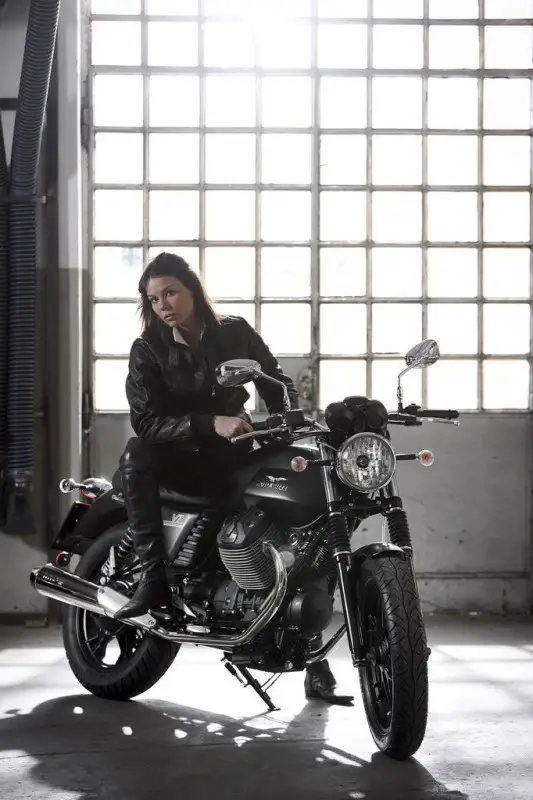 moto_guzzi_v7_stone_girl_13.jpg