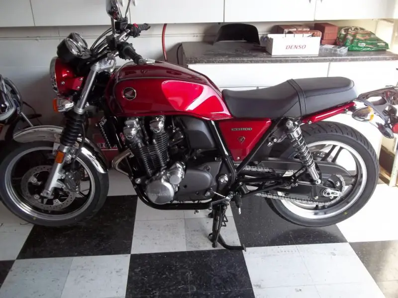 got my new CB had to do some painting it looked like some one put side covers on it from a junk yard,also painted headlight and tail grab bar blacked out peg mounts