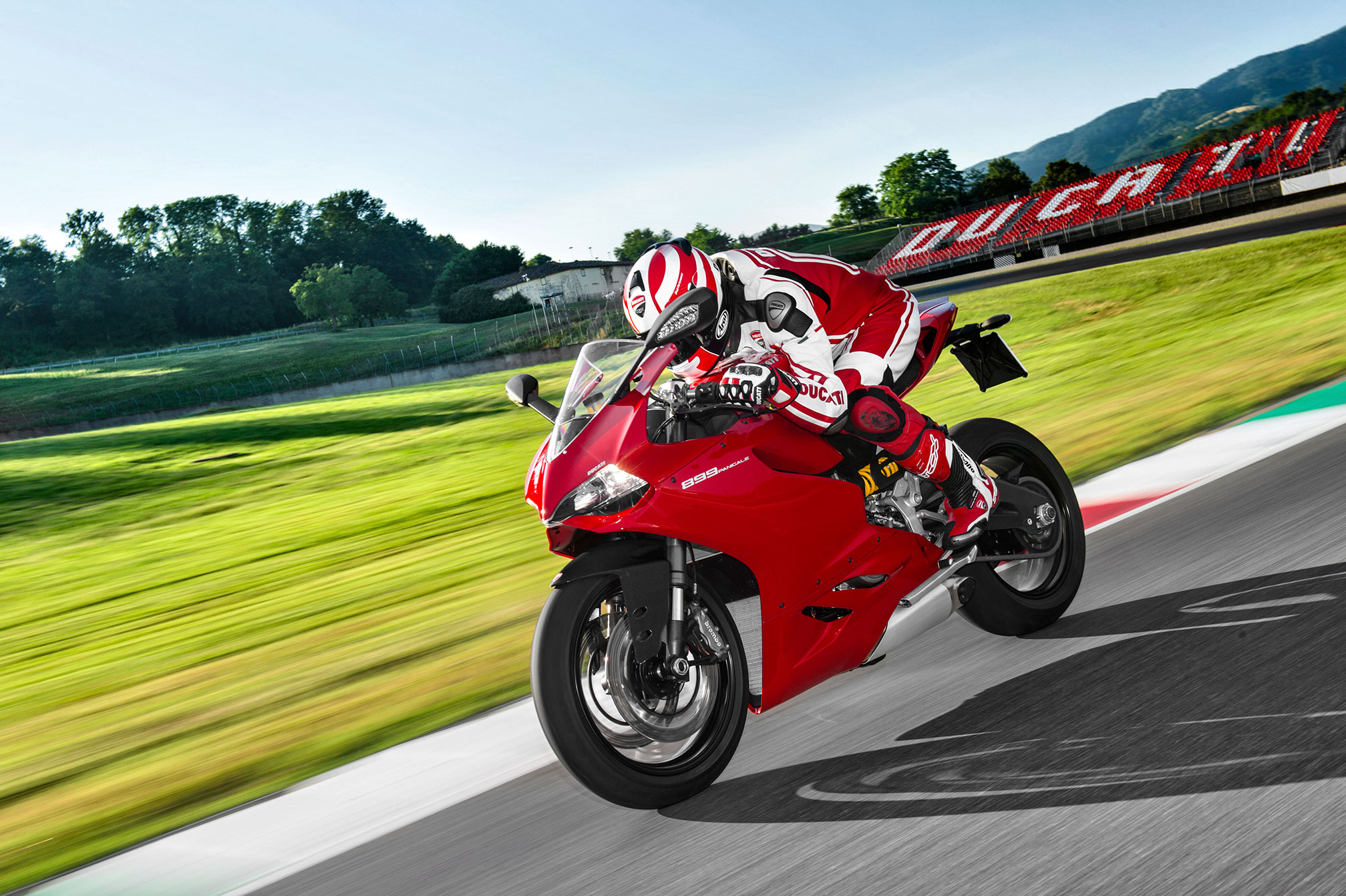 2015 Ducati Superbike 899 Panigale Review