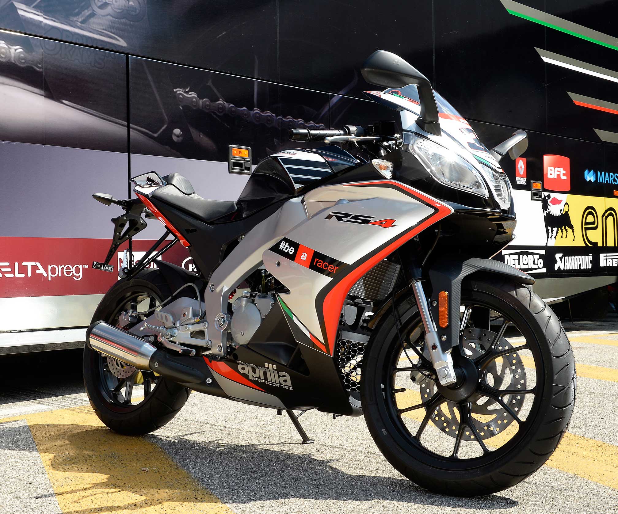 Real Riders: 2016 Aprilia RS4 125 Replica Review 
