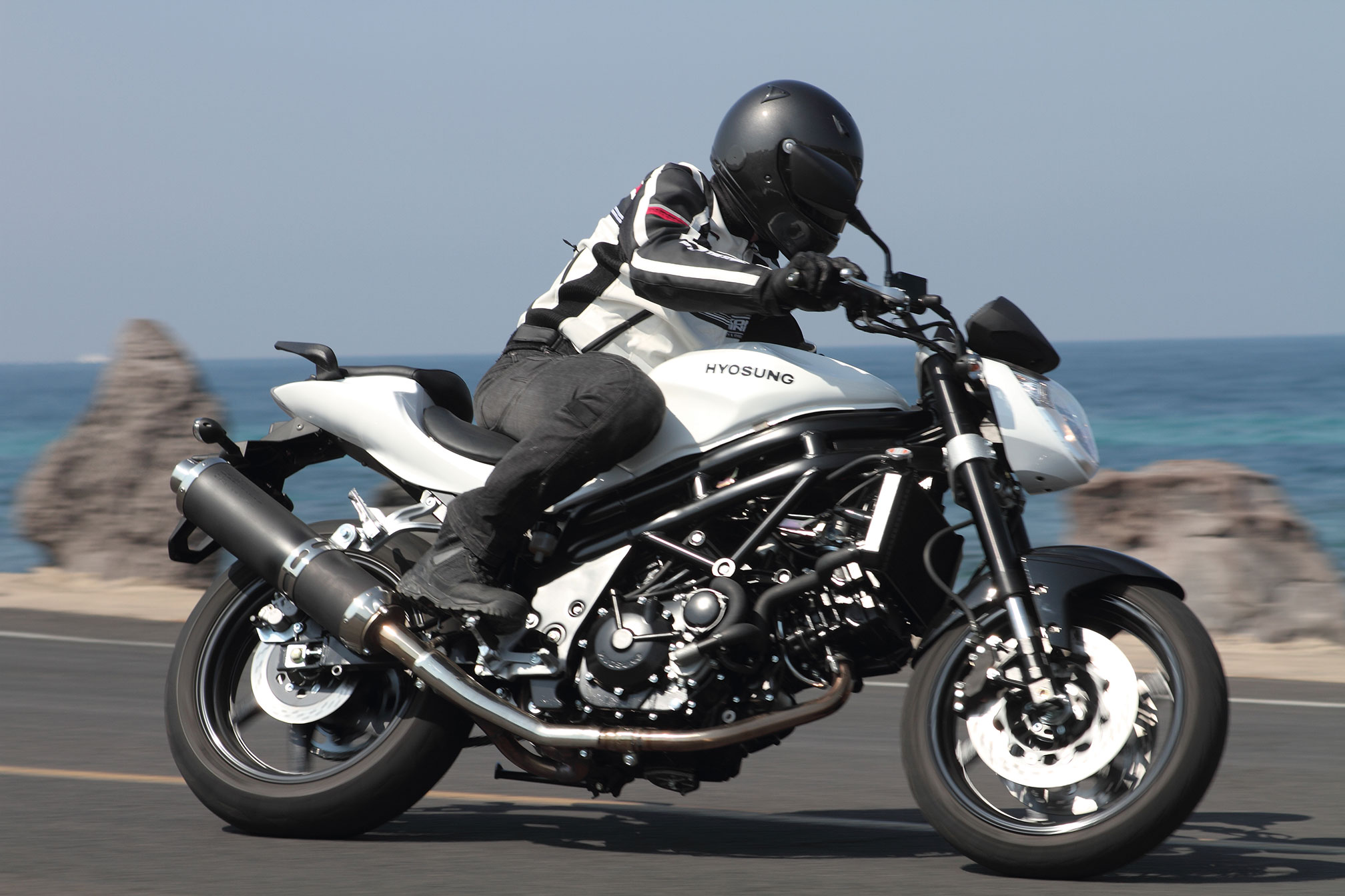 Review of Hyosung GT 650 RC 2017: pictures, live photos 