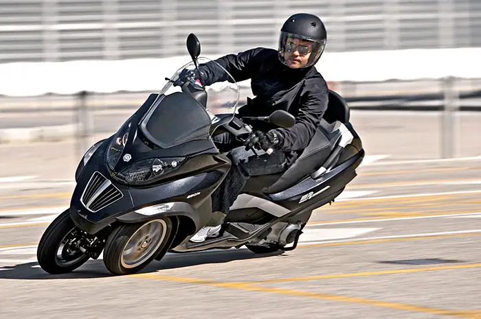 2013 Piaggio MP3 250 Scooter Review