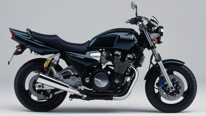 1999-Yamaha-XJR1300a