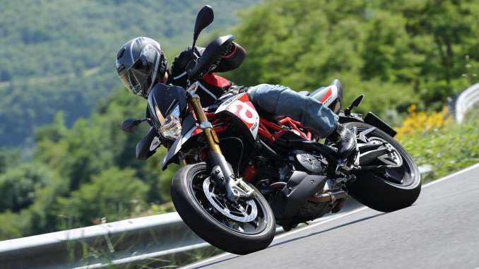 2018-Aprilia-Dorsoduro-900a 2018 Aprilia Dorsoduro 900