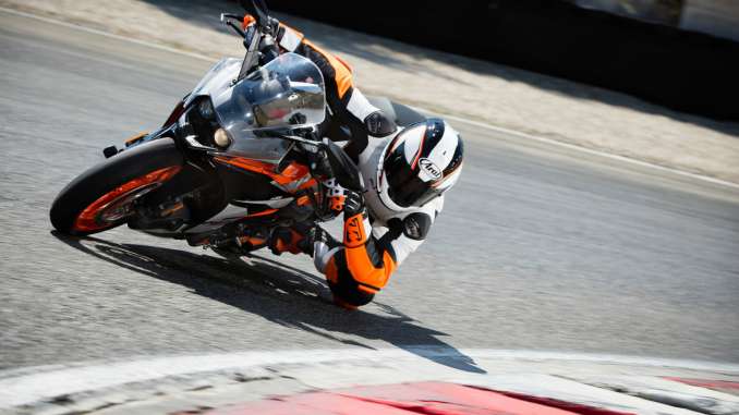 2018-KTM-RC390a 2018 KTM RC390