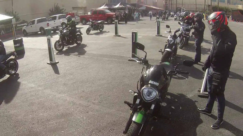 2019 Vulcan S, etrafına birden fazla başka bisikletle park etti.