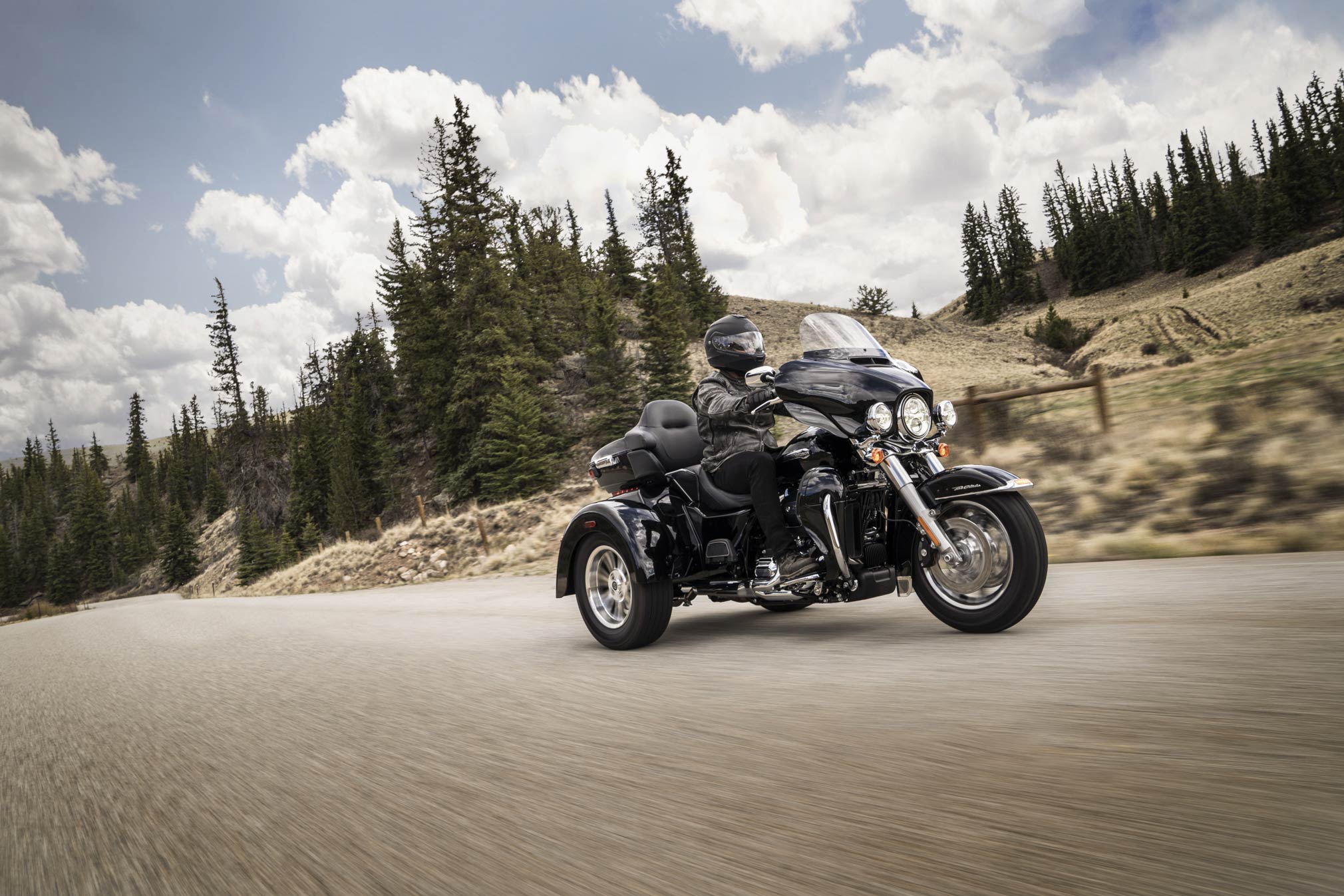 2018 Harley-Davidson Trike Tri Glide Ultra Buyer's Guide: Specs, Photos,  Price