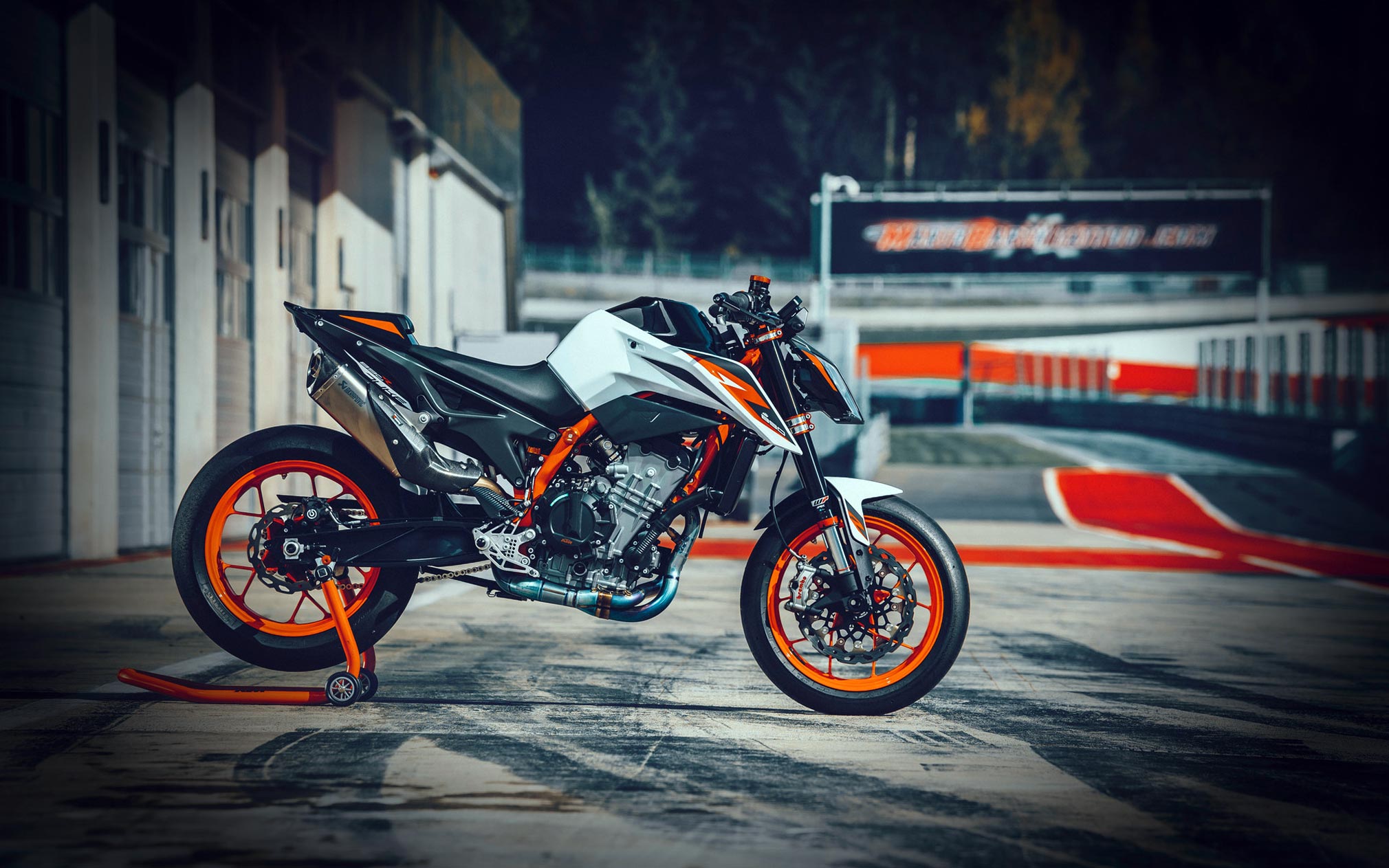 2020-KTM-890-Duke-R5.jpg