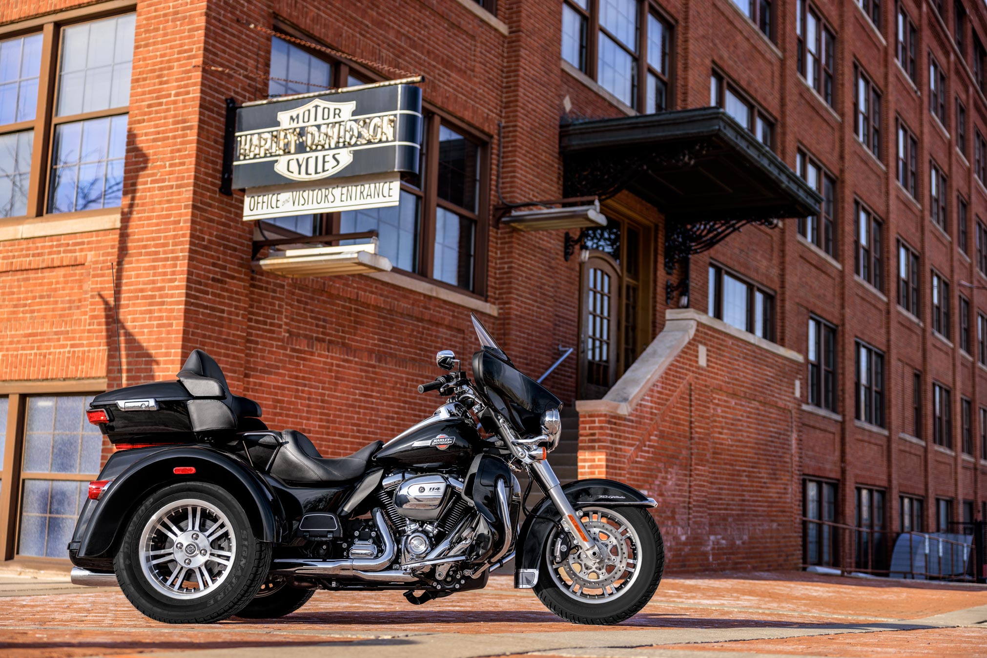 2018 Harley-Davidson Trike Tri Glide Ultra Buyer's Guide: Specs, Photos,  Price