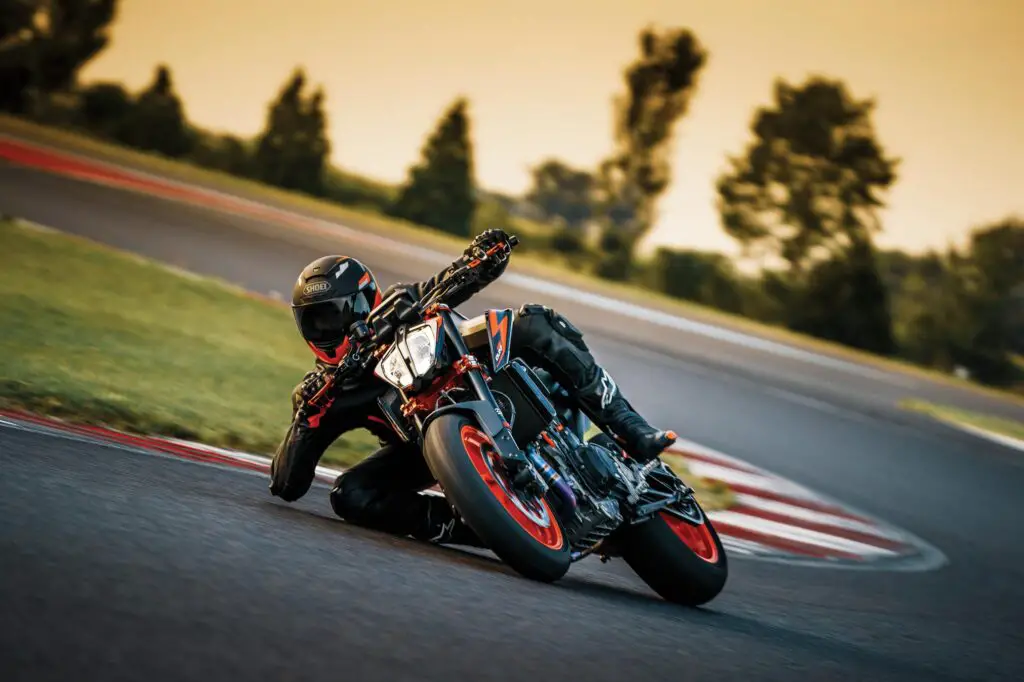 2023 KTM 890 Duke R