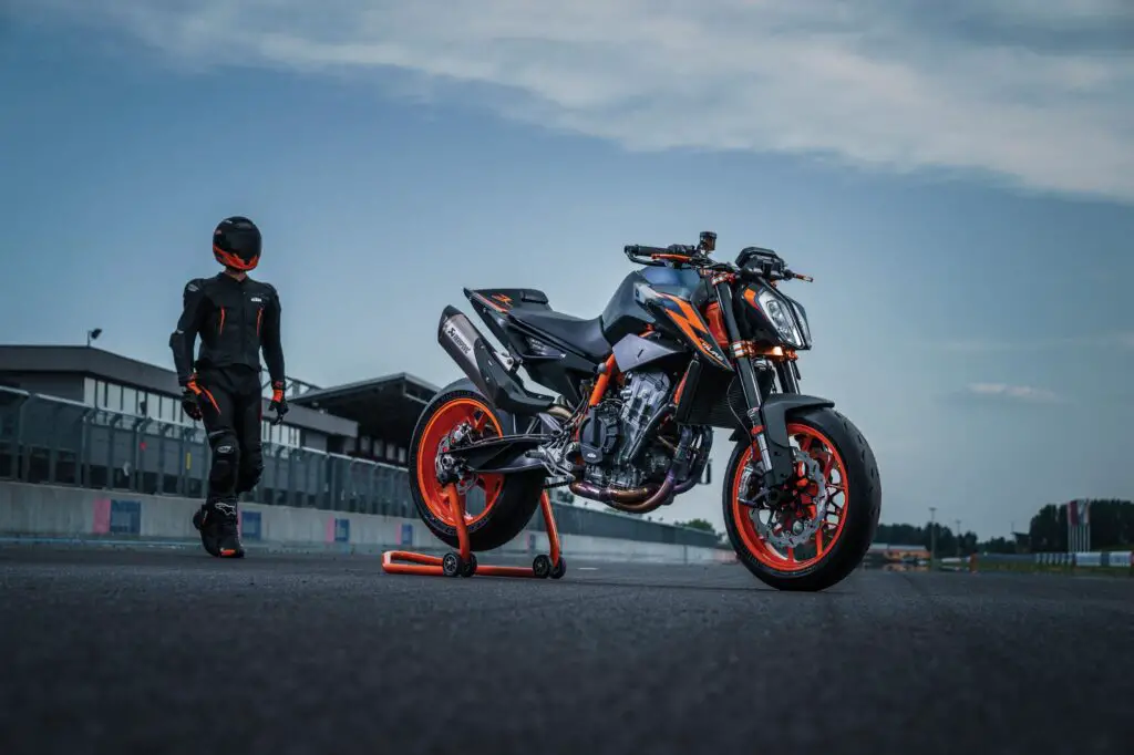 2023 KTM 890 Duke R