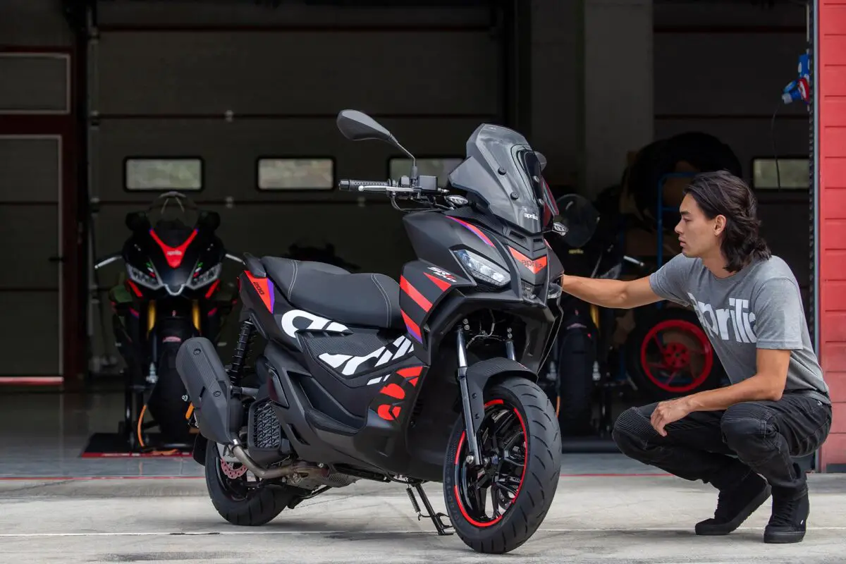 2024 Aprilia SR GT Replica