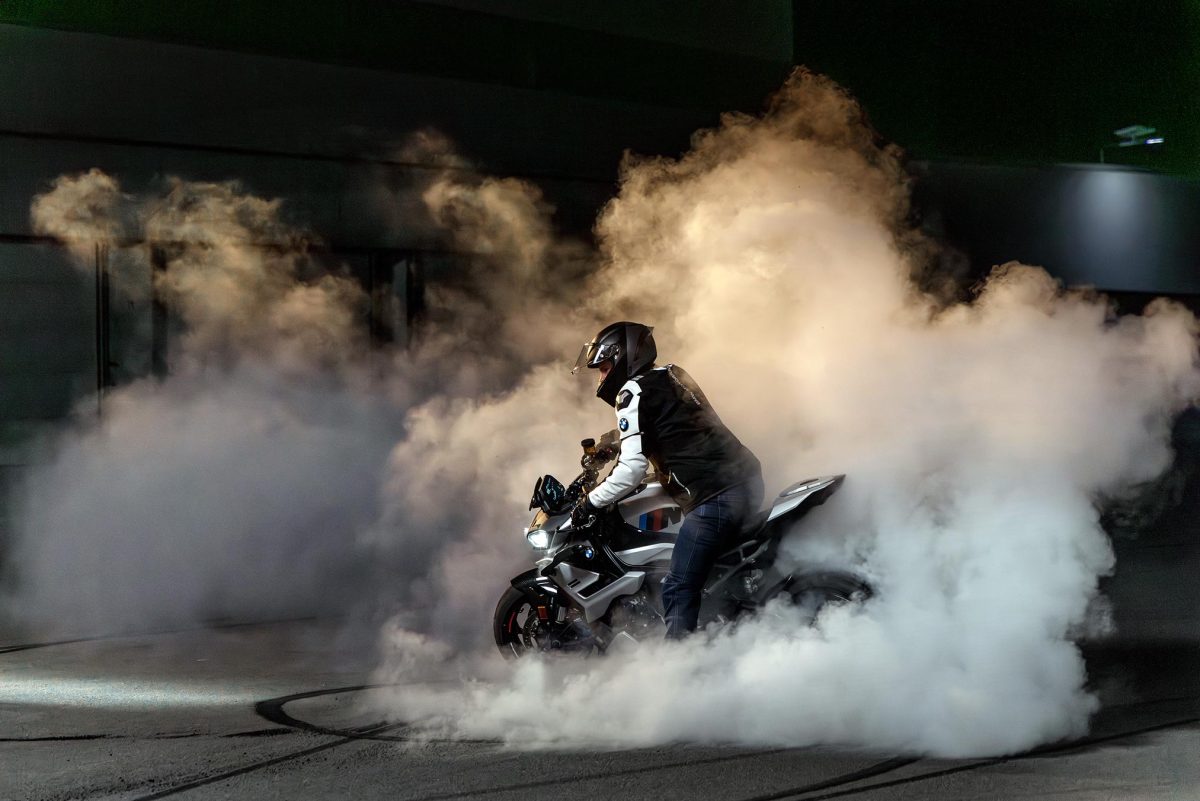 2025 BMW M1000R