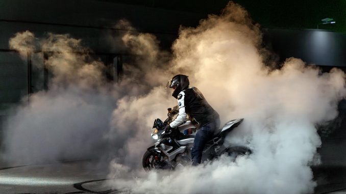 2025 BMW M1000R