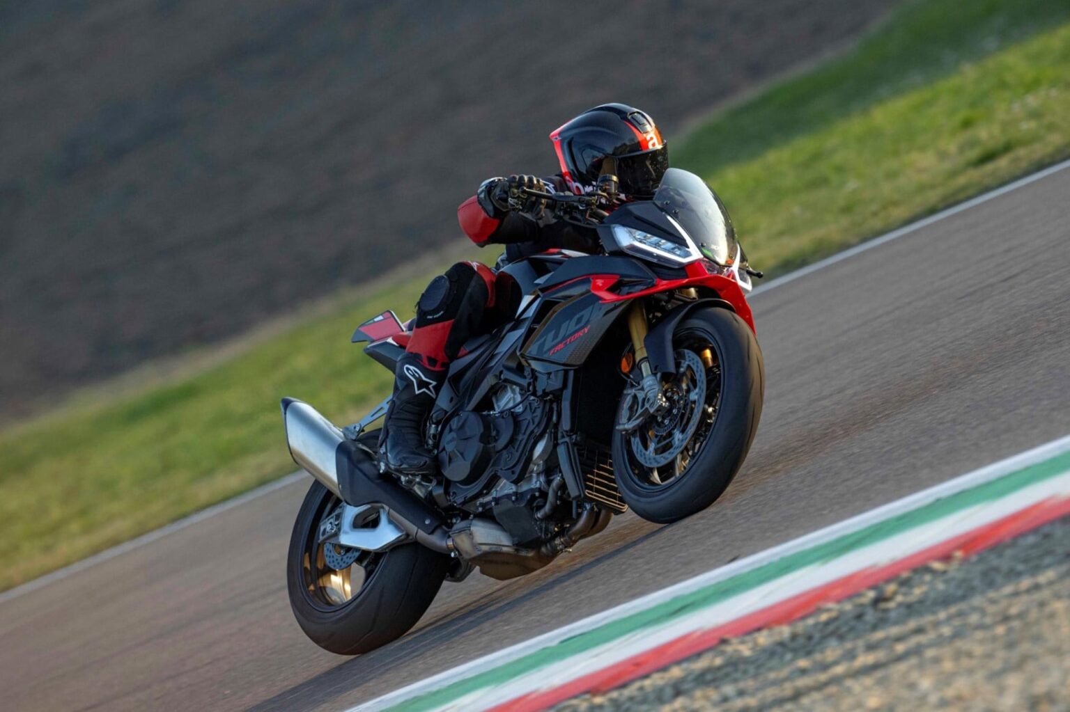 2026-aprilia-tuono-v4-factory-review-total-motorcycle