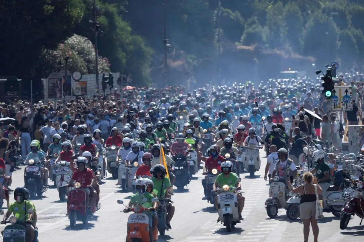 25,000 Vespa from 67 countries parade through Rome