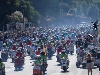 25,000 Vespa from 67 countries parade through Rome