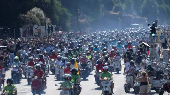 25,000 Vespa from 67 countries parade through Rome